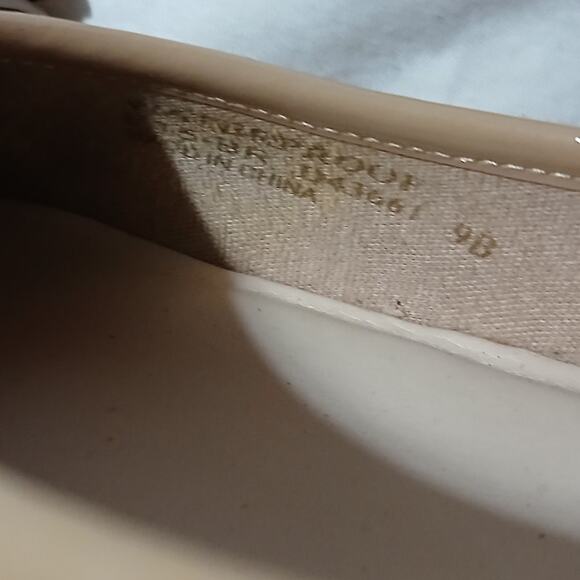 Cole Haan Size 9 Kelsey Block Heel Bow Pumps Neutral Beige Patent Leather Toes - Picture 13 of 13